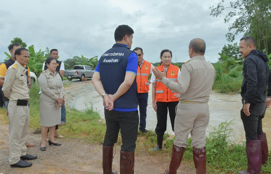 ฝนตกหนักต่อเนื่องในพื้นที่จังหวัดพัทลุง ล่าสุดเกิดน้ำเอ่อล้นท่วมพื้นที่ราบลุ่มใน 5 อำเภอ ชาวบ้านได้รับความเดือดร้อนกว่า 300 ครัวเรือน