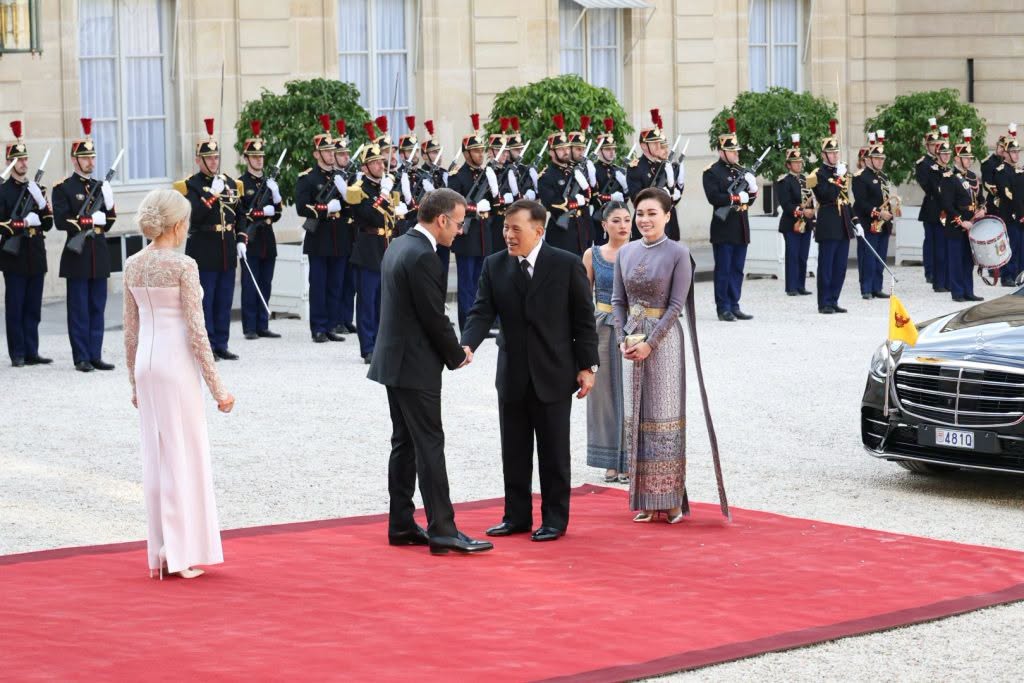 พระบาทสมเด็จพระเจ้าอยู่หัว และสมเด็จพระนางเจ้า ฯ พระบรมราชินี เสด็จพระราชดำเนินไปในงานถวายพระกระยาหารค่ำอย่างเป็นทางการ (State Banquet) ซึ่งประธานาธิบดีแห่งสาธารณรัฐฝรั่งเศส และภริยา จัดถวาย ในโอกาสเสด็จพระราชดำเนินเยือนสาธารณรัฐฝรั่งเศสอย่างเป็นทางการ (State Visit) ระหว่างวันที่ ๒๘ มิถุนายน &ndash; ๒ กรกฎาคม ๒๕๖๙