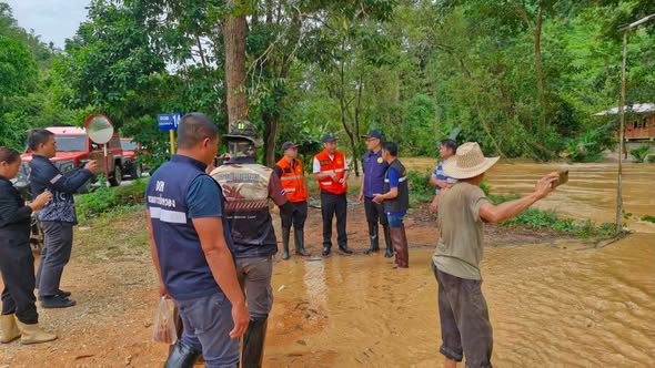 ปภ. รับมือ - แก้ไขปัญหาน้ำท่วมเหนือ อีสาน ส่งเครื่องจักรกลบรรเทาความเดือดร้อนของประชาชน