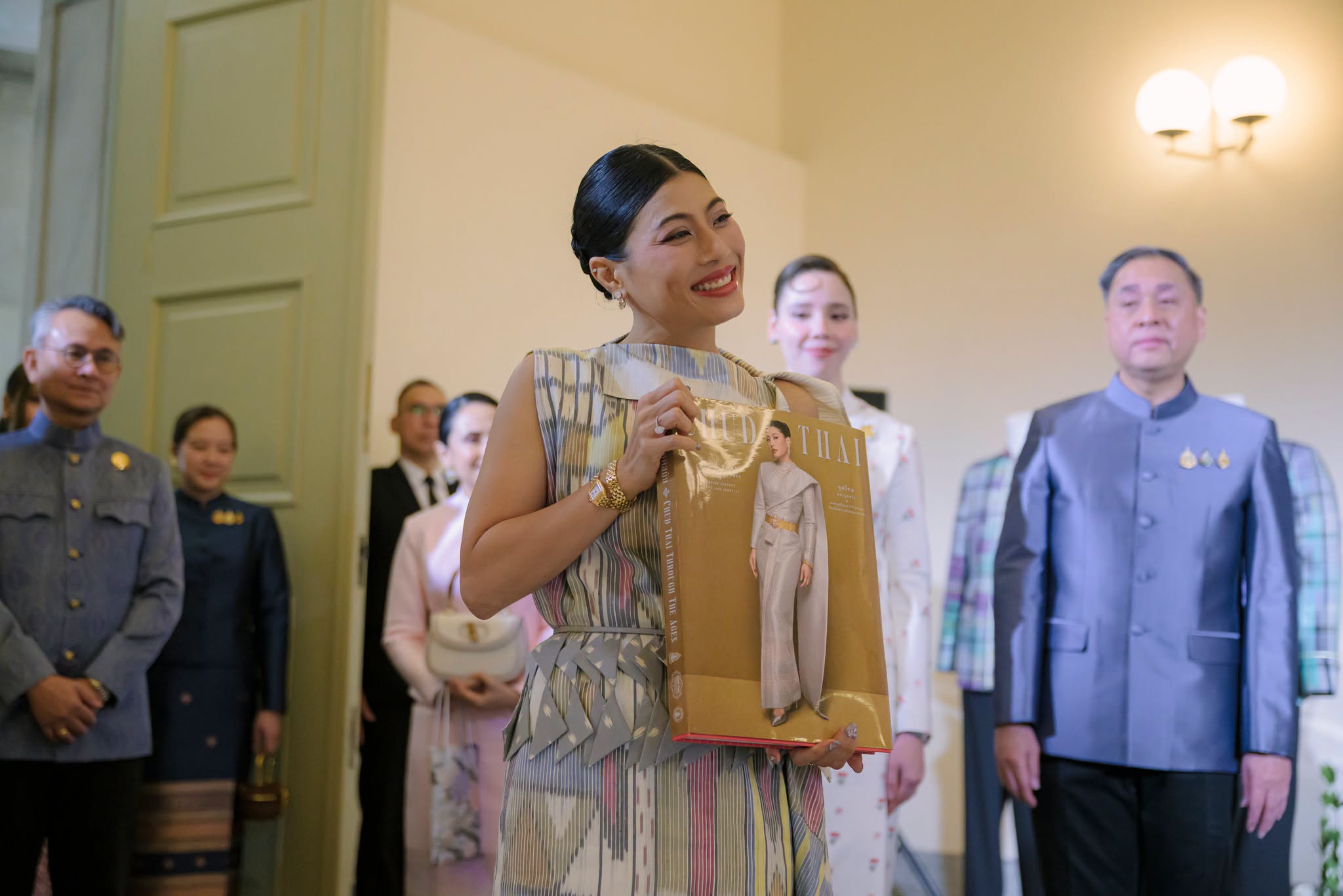 สมเด็จพระเจ้าลูกเธอ เจ้าฟ้าสิริวัณณวรี นารีรัตนราชกัญญา ทรงเป็นองค์ประธานในการแสดงแบบชุดไทยพระราชนิยมทั้ง 8 แบบ และเสื้อพระราชทานทั้ง 3 แบบ ในงาน &ldquo;ชุดไทย: ความรู้ งานช่างฝีมือ และแนวปฏิบัติการแต่งกายชุดไทยประจำชาติ&rdquo; (CHUD THAI KNOWLEDGE, CRAFTSMANSHIP AND PRACTICES OF THE THAI NATIONAL COSTUME)ณ Hyokeikan, Tokyo National Museum กรุงโตเกียว ญี่ปุ่น